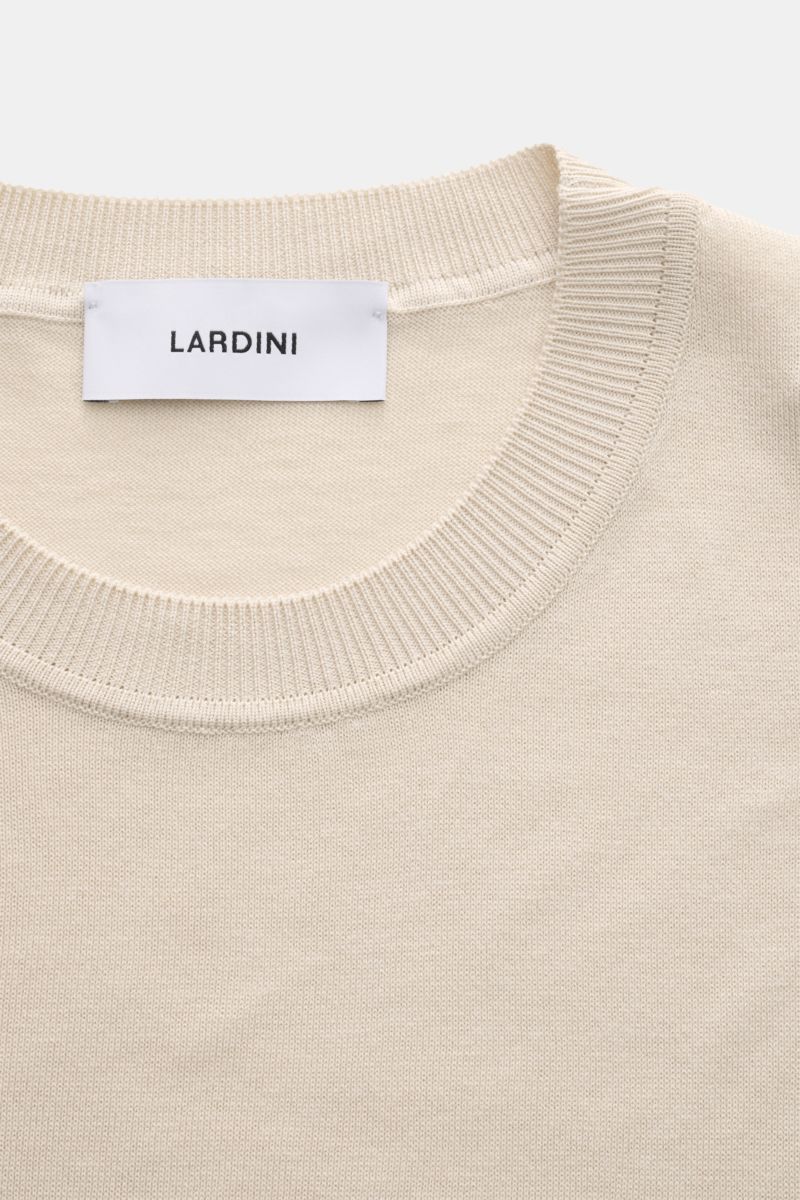 Lardini Seiden Kurzarmpullover sand in Nahaufnahme von oben, feiner Strick aus reiner Seide, Rundhalsausschnitt, Slim Fit, flexible Rippbündchen.