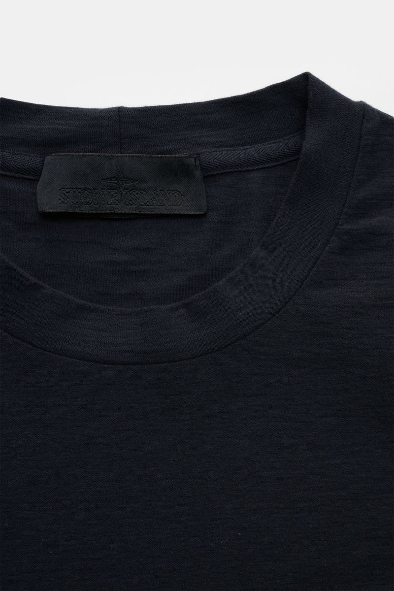 Stone Island Rundhals-T-Shirt 'Ghost Piece' navy aus elastischem Baumwolljersey, Slim Fit, garment dyed, mit tonalem Weblabel, Nahaufnahme von oben.
