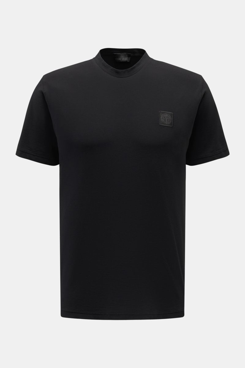 Front view of Stone Island Rundhals-T-Shirt 'Ghost Piece' schwarz, a slim fit black cotton jersey tee with tonal Stone Island web label on chest.

Description: STONE ISLAND bietet mit dem Rundhals-T-Shirt aus elastischem Baumwolljersey mit tonalem STON