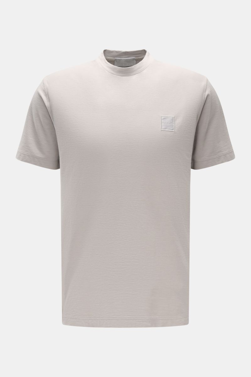 Stone Island Rundhals-T-Shirt 'Ghost Piece' taupe, frontal fotografiert, Slim Fit, elastischer Baumwolljersey, tonales Weblabel auf Brust.