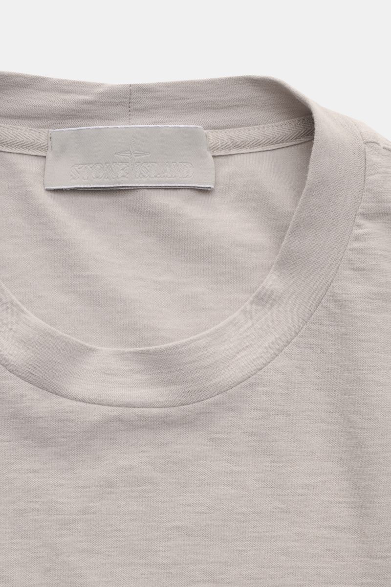 Stone Island Rundhals-T-Shirt 'Ghost Piece' taupe, Slim Fit, aus elastischem Baumwolljersey, tonales Weblabel, von oben fotografiert.