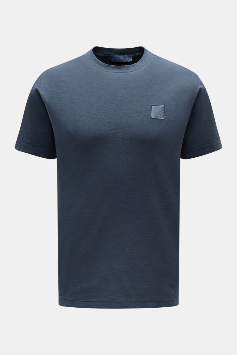 Stone Island Rundhals-T-Shirt 'Ghost Piece' graublau, Slim Fit, aus elastischem Baumwolljersey mit tonalem Weblabel, frontale Nahaufnahme.
