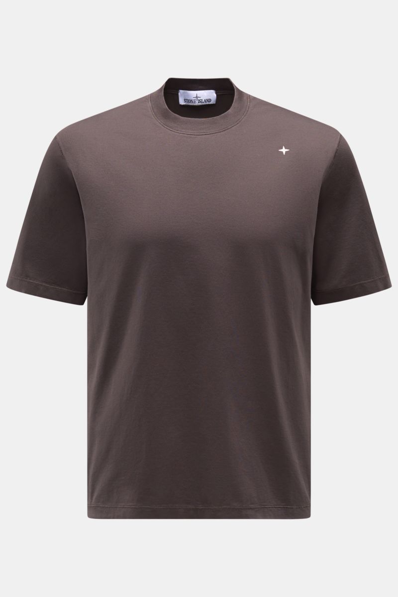 Stone Island Crew neck T-shirt 'Stellina' anthracite shown from the front, made of pure cotton jersey with soft feel, slim fit, and subtle contrasting Stellina stitching on the chest.

Minimalist expression and precise workmanship: The T-shirt 'Stellin