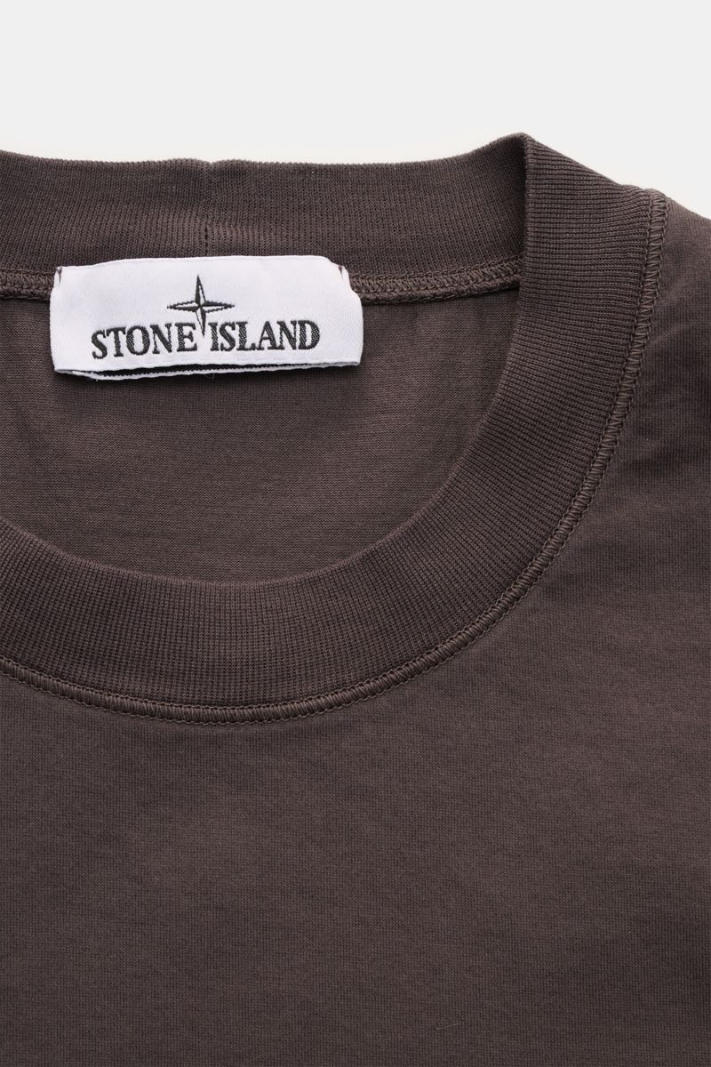 Stone Island Crew neck T-shirt 'Stellina' anthracite shown from close-up top front, pure cotton jersey with overlock seams and subtle Stellina stitching.

Minimalist expression and precise workmanship: The T-shirt 'Stellina' from the Capsule Collection