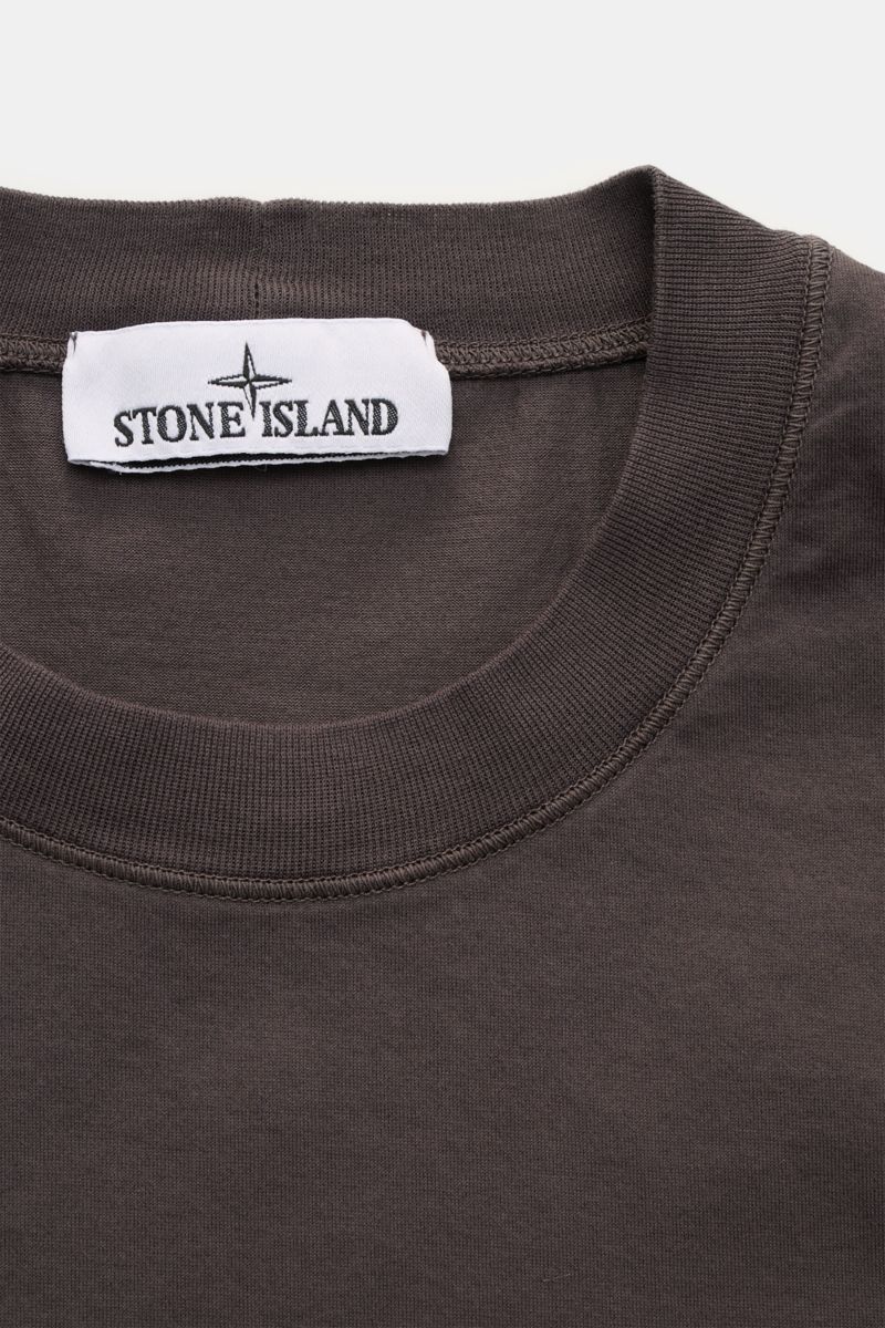 Stone Island Rundhals-T-Shirt 'Stellina' anthrazit in Nahaufnahme von oben, Jersey aus reiner Baumwolle, Slim Fit, weicher Griff, Rundhalsausschnitt, dezentes Stellina-Stitching.
