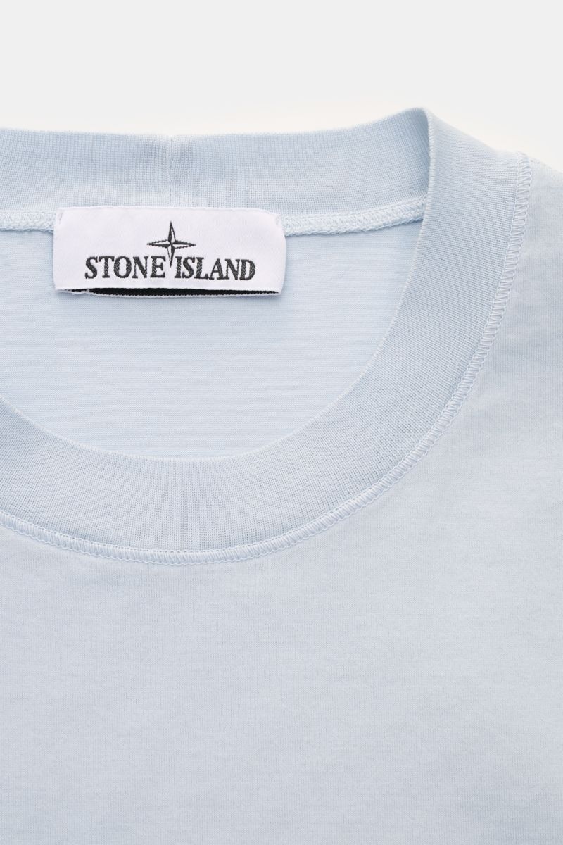 Stone Island Crew neck T-shirt 'Stellina' pastel blue shown from above, highlighting pure cotton jersey, slim fit, soft feel, and subtle Stellina stitching. 

Minimalist expression and precise workmanship: The T-shirt 'Stellina' from the Capsule Collec