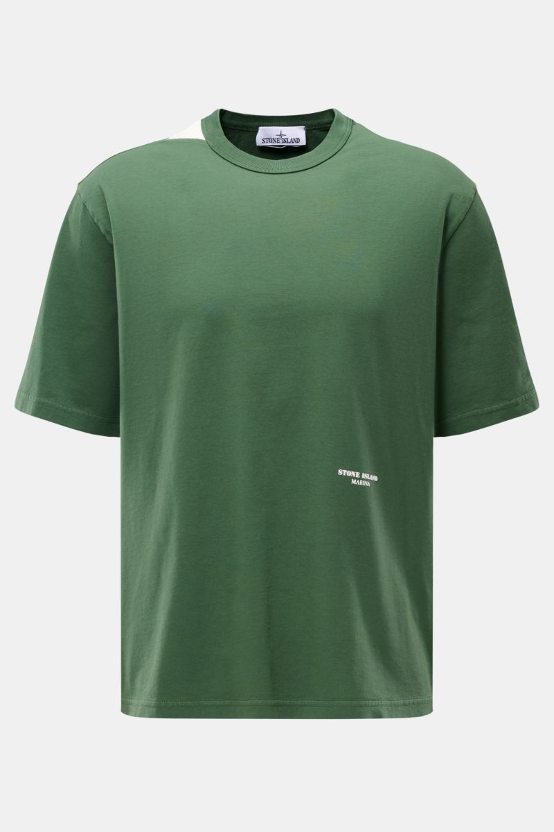 Front view of Stone Island Rundhals-T-Shirt 'Marina' grün, an oversized green cotton t-shirt with a round neckline, soft feel, heavy quality, contrasting ribbed shoulder detail, and subtle front logo print.

Legeres Urlaubs-Essential: Das T-Shirt aus d