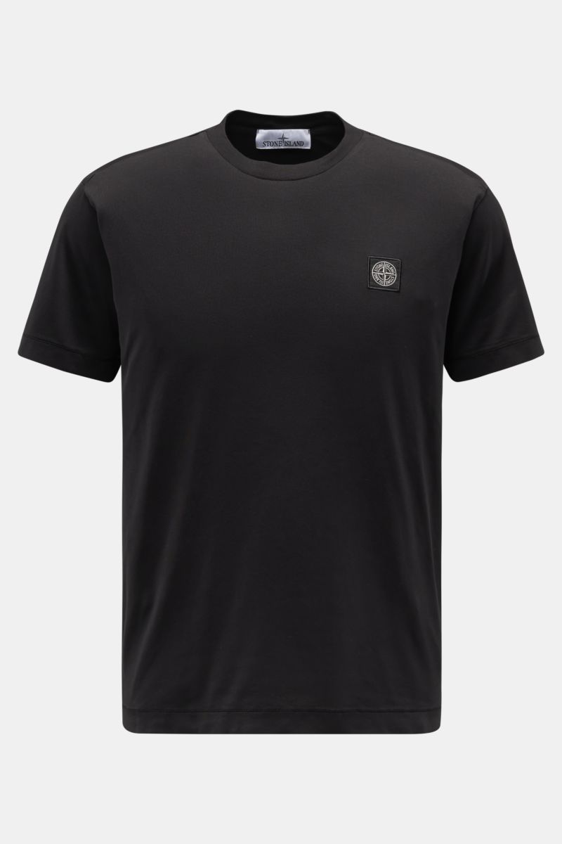 Stone Island T-Shirt 'Basic Cotton' schwarz, Slim Fit, reine Baumwolle, weicher Griff, Rundhalsausschnitt, Weblabel auf der Brust, frontal fotografiert.