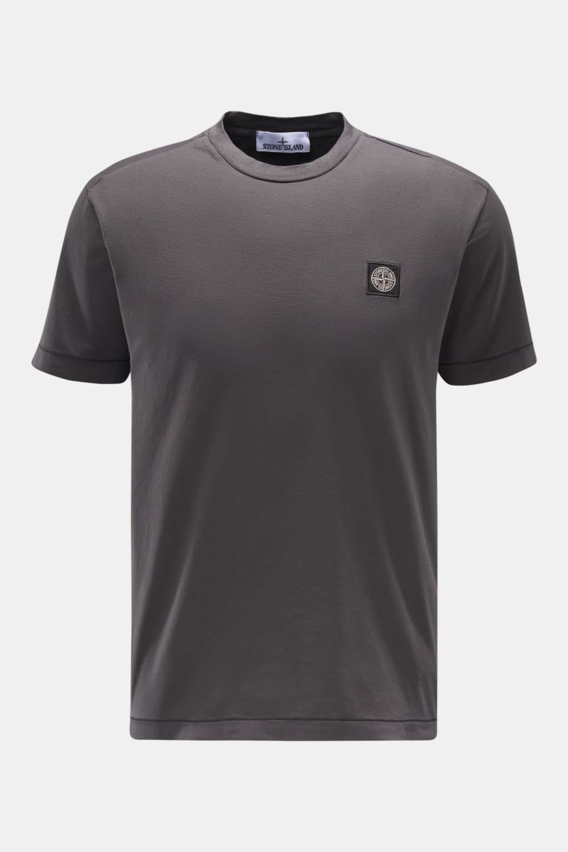 Stone Island T-Shirt 'Basic Cotton' dunkelgrau, Slim Fit, reine Baumwolle, weicher Griff, Rundhalsausschnitt, Weblabel auf der Brust, frontale Nahaufnahme.