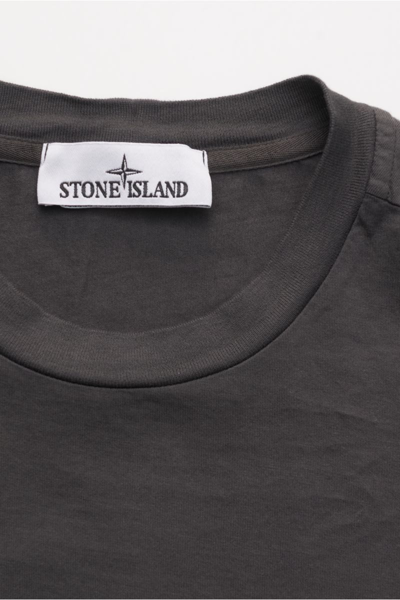 Stone Island T-Shirt 'Basic Cotton' dunkelgrau, Slim Fit, Rundhalsausschnitt, weicher Griff, reine Baumwolle, Weblabel auf der Brust, Nahaufnahme von oben.