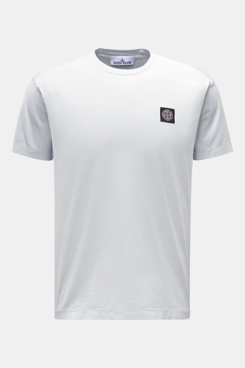 Stone Island T-Shirt 'Basic Cotton' pastellblau, Slim Fit, reine Baumwolle, weicher Griff, Rundhalsausschnitt, Weblabel auf Brust, Frontansicht.