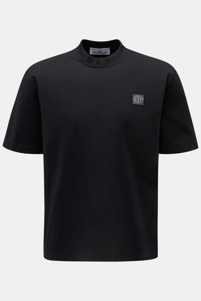 Stone Island T-Shirt 'Dyed Regular Fit' schwarz, frontal fotografiert, aus reiner Baumwolle, weicher Griff, Regular Fit, Rundhalsausschnitt, Weblabel auf der Brust.