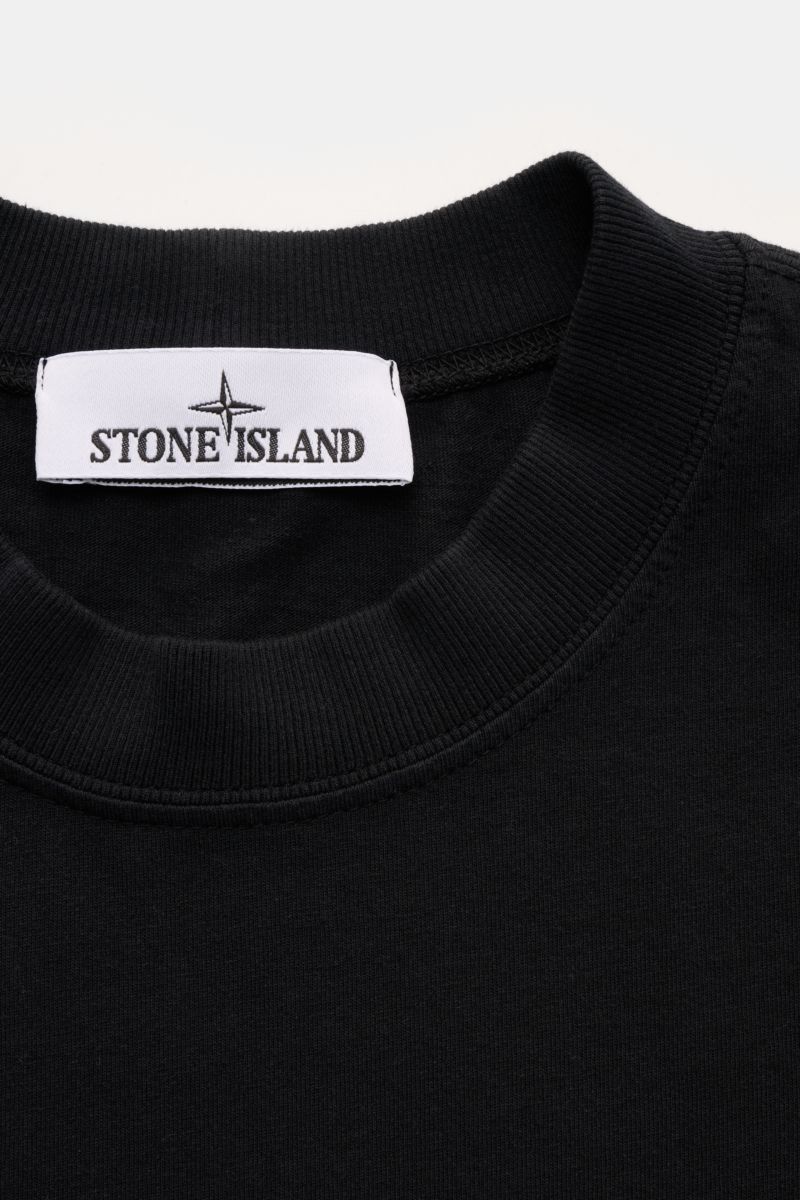 Stone Island T-Shirt 'Dyed Regular Fit' schwarz, Nahaufnahme von Rundhalsausschnitt und Weblabel, reine Baumwolle, weicher Griff.