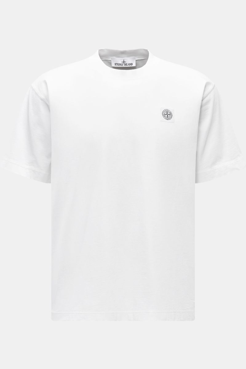 Stone Island T-Shirt 'Dyed Regular Fit' weiß, frontal fotografiert, aus reiner Baumwolle, mit weichem Griff, Rundhalsausschnitt und Weblabel auf der Brust.