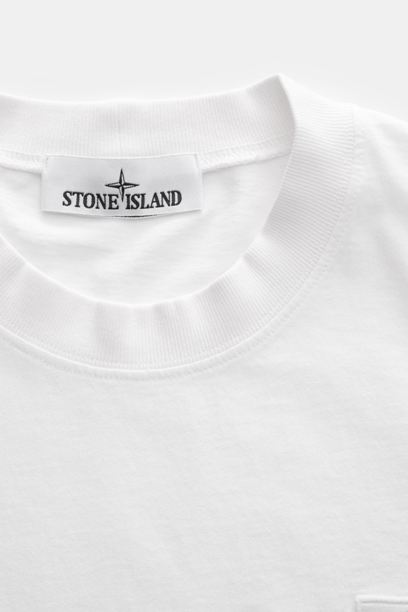 Stone Island T-Shirt 'Dyed Regular Fit' weiß, Nahaufnahme von oben, reine Bio-Baumwolle, weicher Griff, Rundhalsausschnitt, Weblabel auf der Brust.