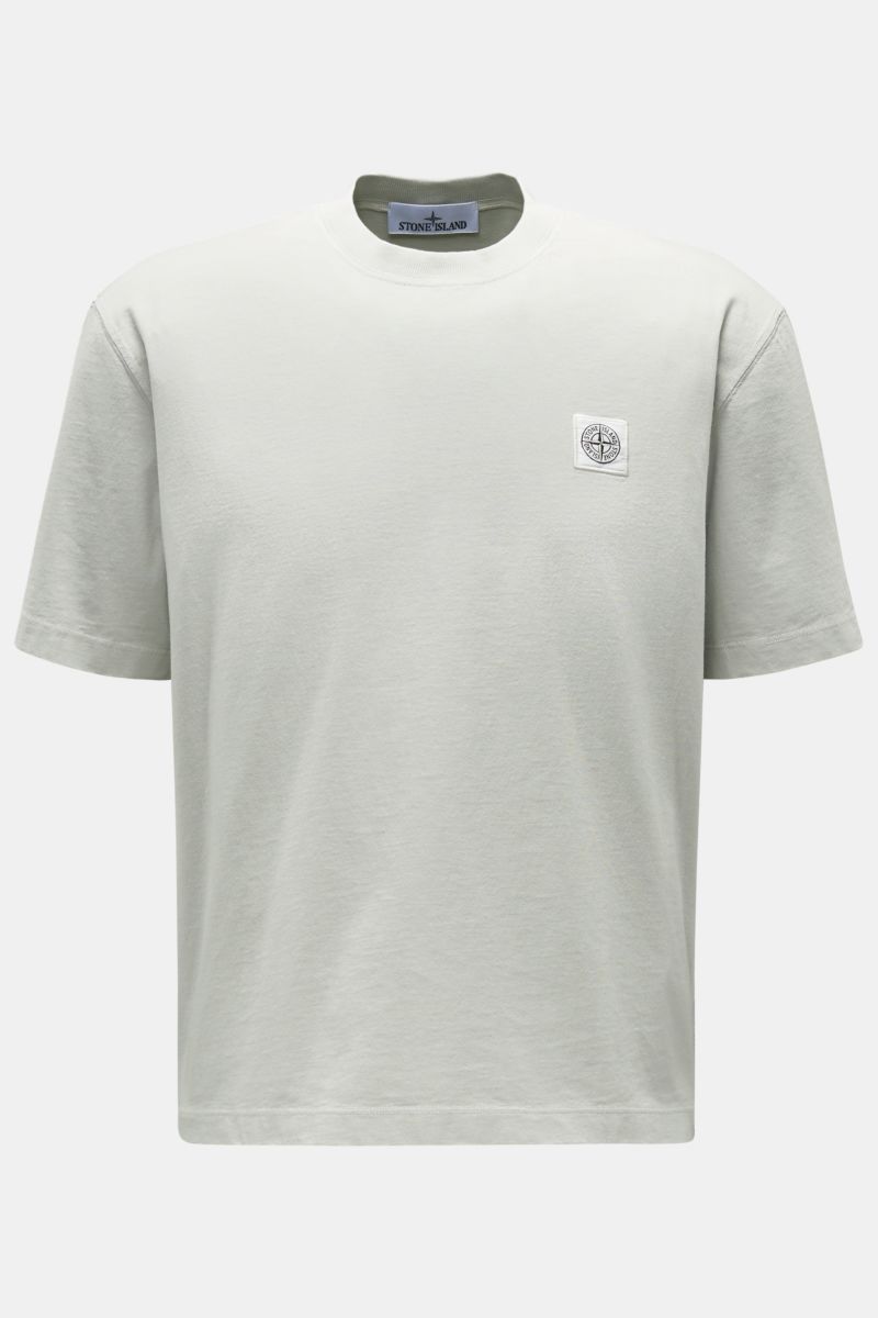 Stone Island Rundhals-T-Shirt hellgrau, garment dyed Baumwolle, Regular Fit, kurz geschnitten, mit Kompass-Logo, frontal fotografiert.