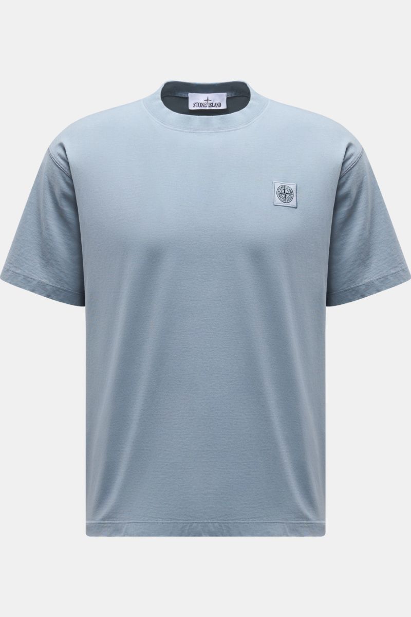 Stone Island T-Shirt 'Dyed Regular Fit' rauchblau, frontal fotografiert, aus reiner Bio-Baumwolle, weicher Griff, Rundhalsausschnitt, Weblabel auf der Brust.
