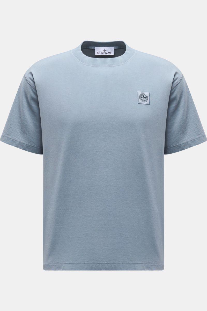 Stone Island T-Shirt 'Dyed Regular Fit' rauchblau, frontale Ansicht, reine Bio-Baumwolle, weicher Griff, Rundhalsausschnitt, Weblabel auf der Brust.