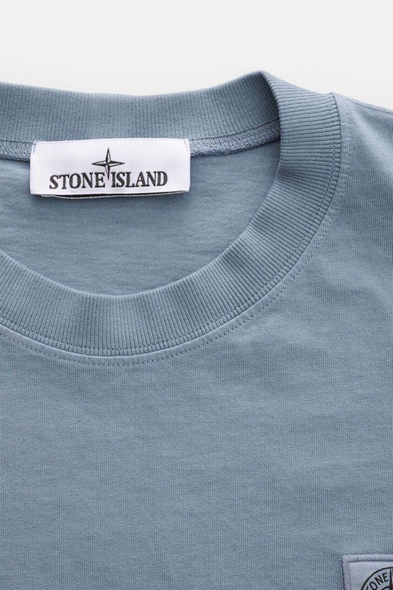 Stone Island T-Shirt 'Dyed Regular Fit' rauchblau, Nahaufnahme von Rundhalsausschnitt und Weblabel, reine Bio-Baumwolle, weicher Griff, Regular Fit.
