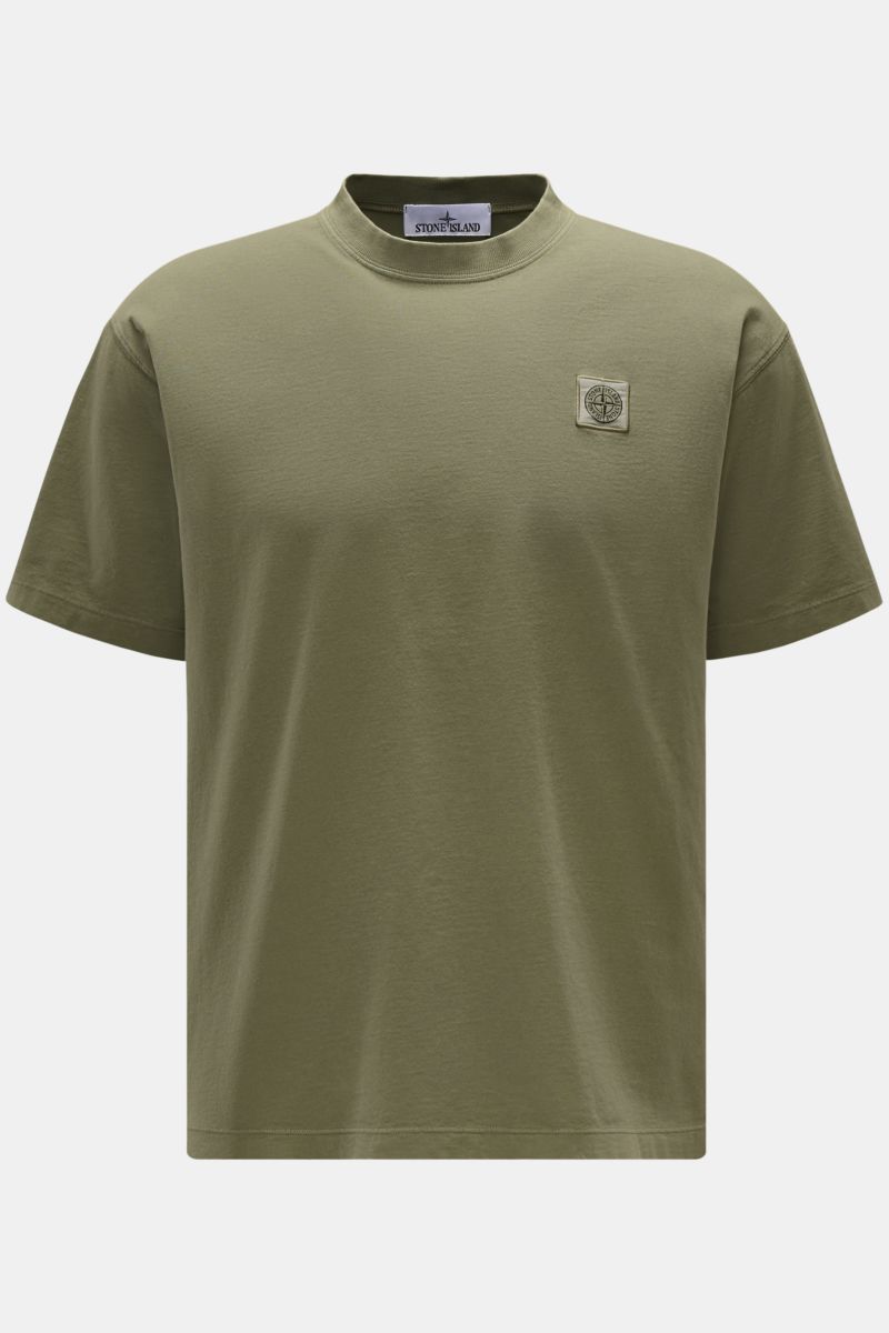 Front view of Stone Island T-shirt 'Dyed Regular Fit' olive in pure organic cotton with crew neck and woven label on chest, regular fit.

Description:
A timeless basic piece: This T-shirt by STONE ISLAND in pure organic cotton effortlessly completes re