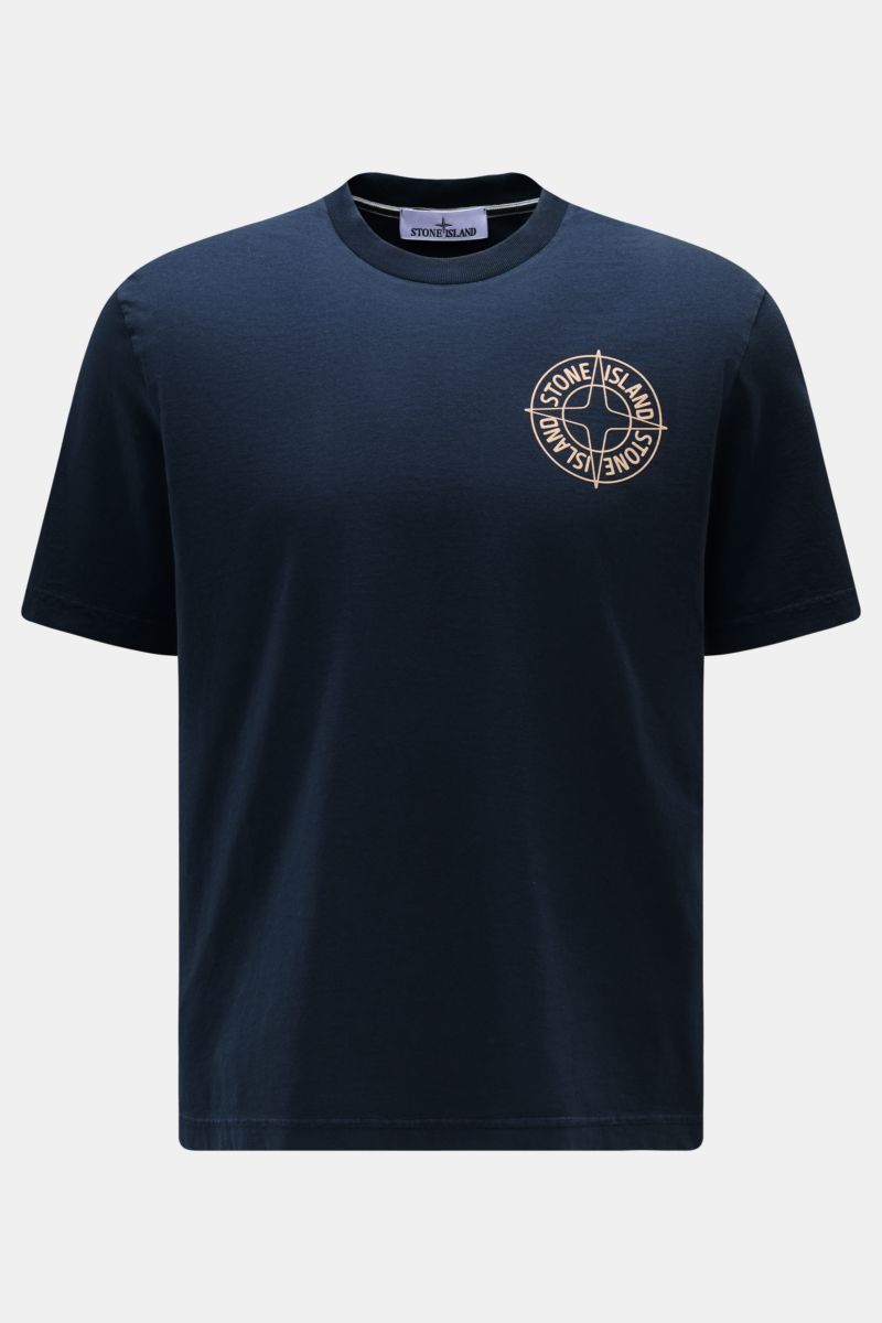 Stone Island T-Shirt 'Print' navy shown from the front, made of pure organic cotton with a soft touch, regular fit, crew neck, and logo print on chest and back. 

Eyecatcher mit Print: Das T-Shirt von STONE ISLAND aus reiner Bio-Baumwolle rundet legere