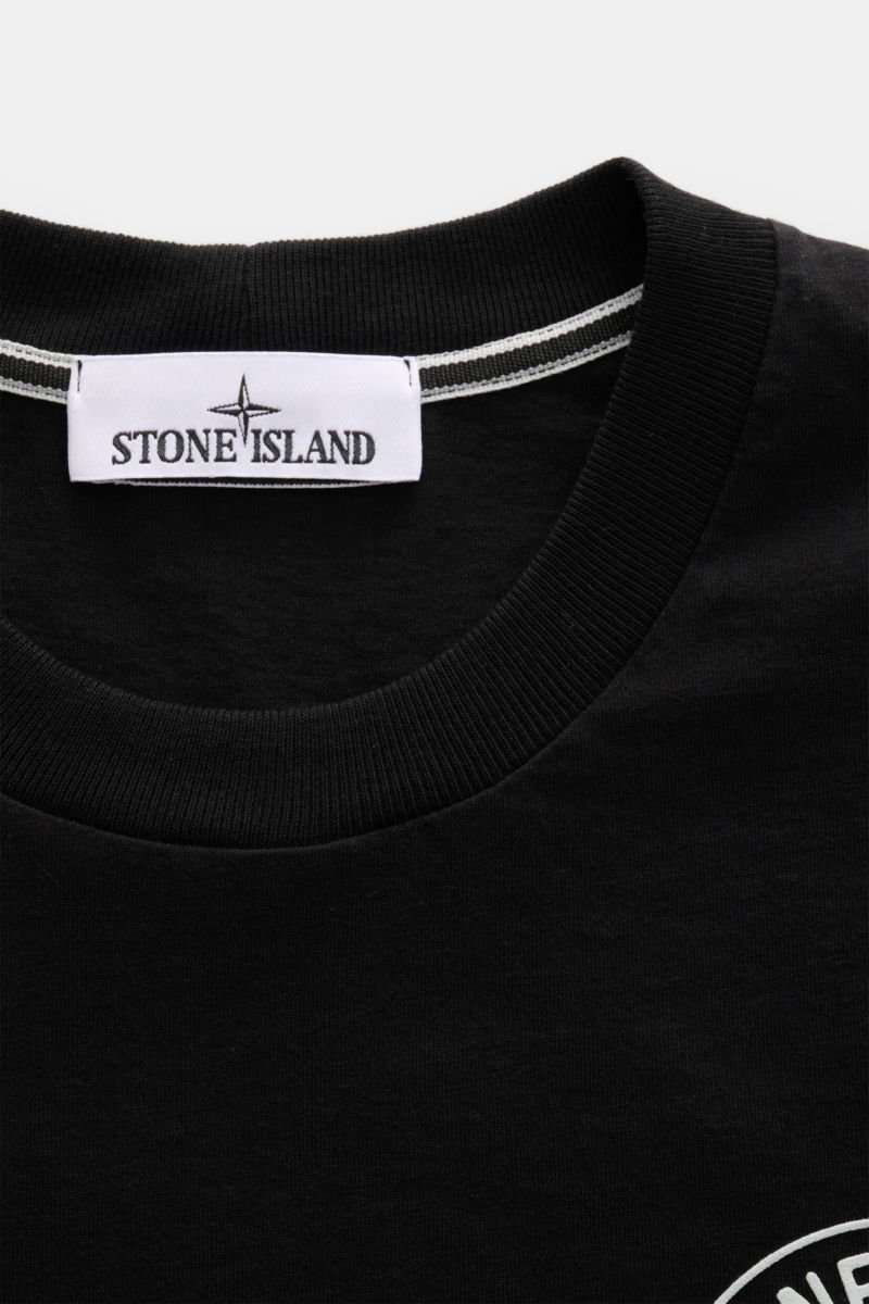 Stone Island T-Shirt 'Print' schwarz, Nahaufnahme des Rundhalsausschnitts aus reiner Baumwolle, weicher Griff, Regular Fit, Logo-Print sichtbar.