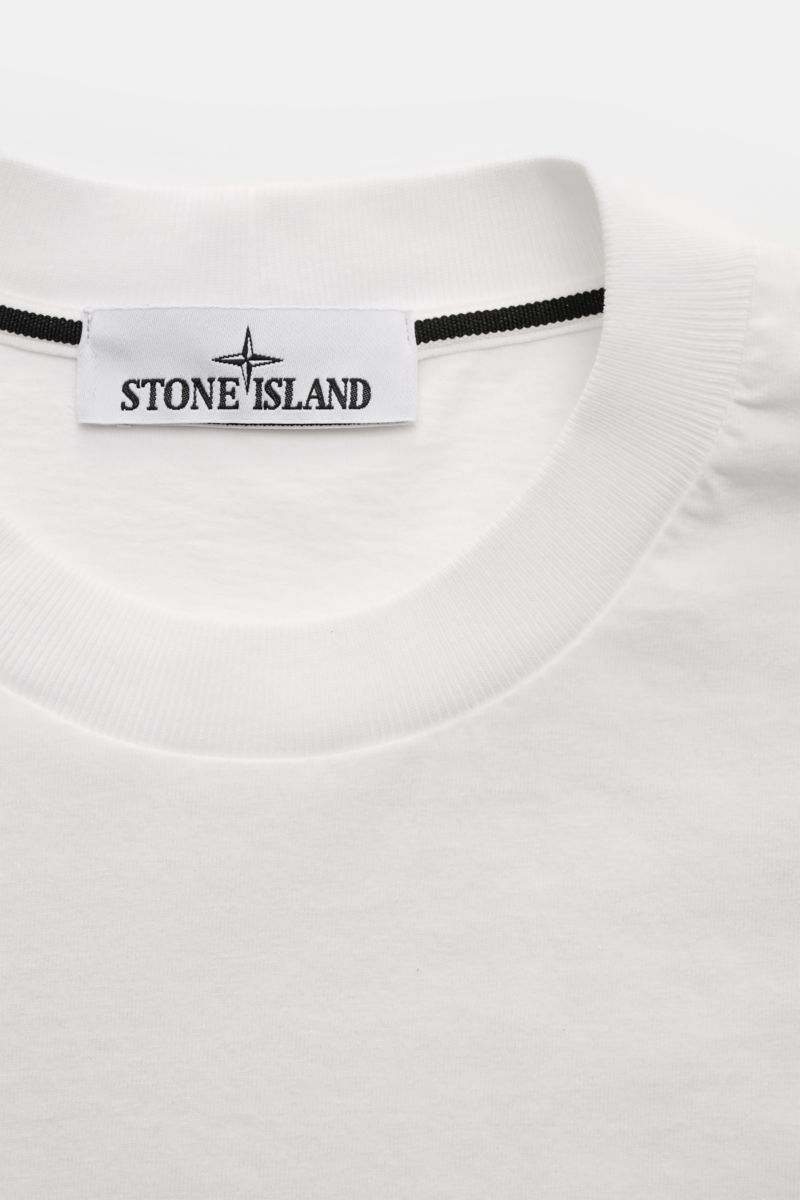 Stone Island Rundhals-T-Shirt offwhite, Detailansicht des Rundhalsausschnitts mit Logo-Etikett, schwere Baumwoll-Qualität, Regular Fit