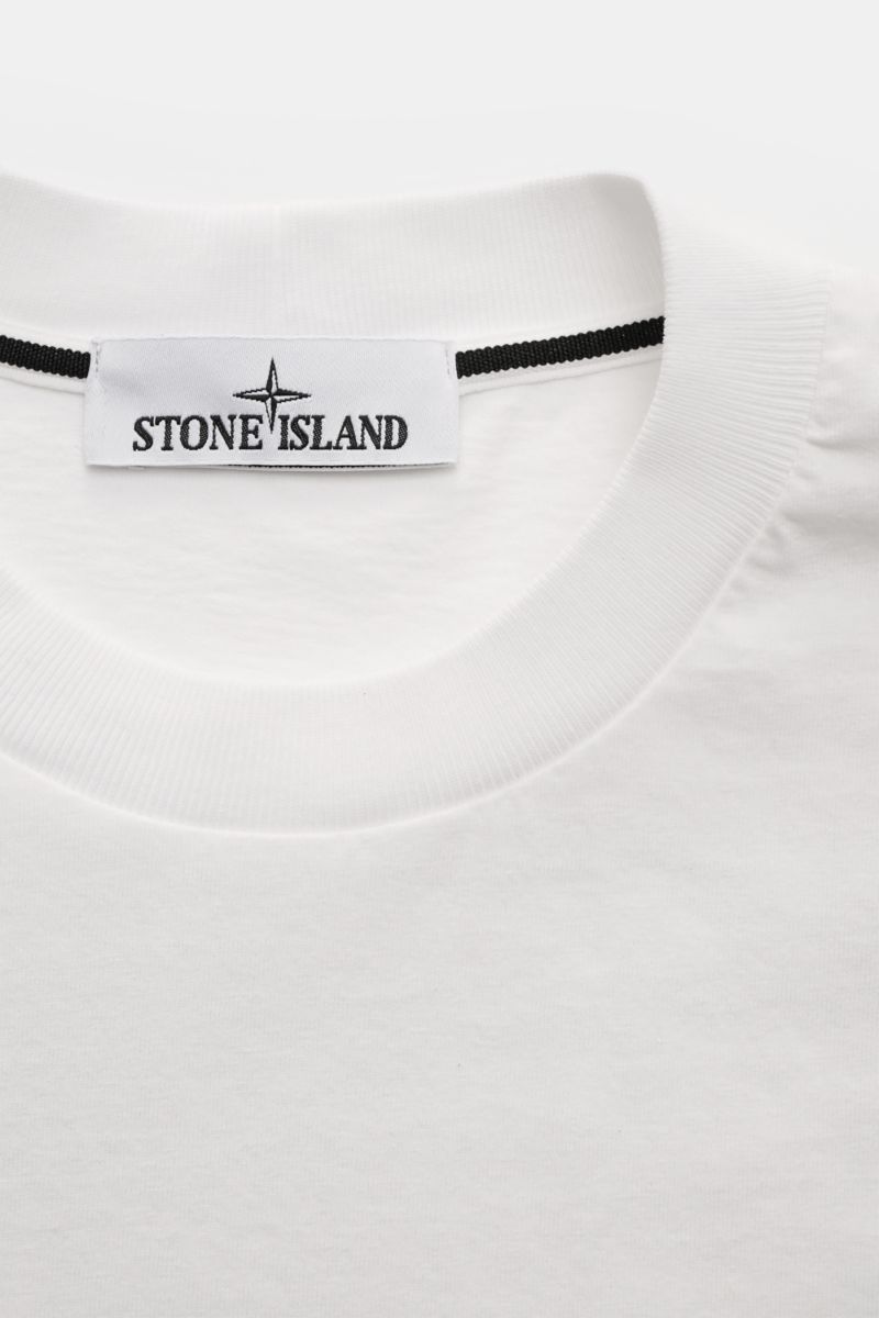 Stone Island Rundhals-T-Shirt offwhite, Nahaufnahme von Rundhalsausschnitt und Label, Jersey aus Baumwolle mit STONE ISLAND-Print.