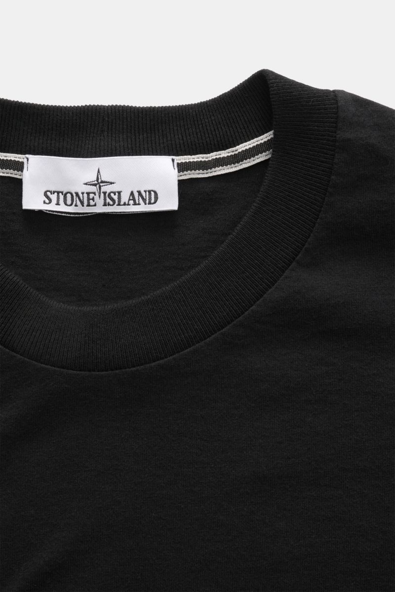 Close-up front view of Stone Island Crew neck T-shirt black showing ribbed crew neck and Stone Island label on pure cotton jersey fabric.

Description:  
Striking casual basic: STONE ISLAND presents this casual T-shirt made from heavyweight cotton fabr