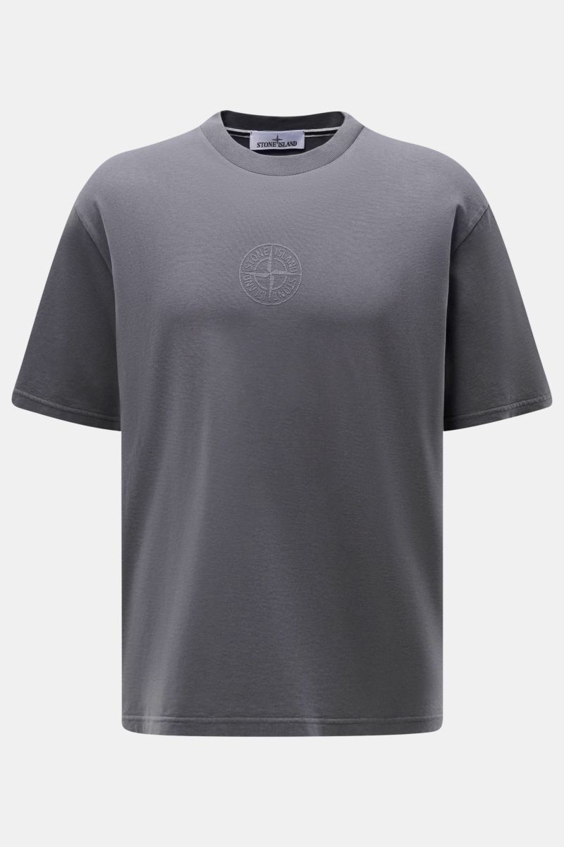 Stone Island Rundhals-T-Shirt dunkelgrau aus schwerer Baumwolle, weicher Griff, Regular Fit, Front- und plakativer Rückenprint, Frontalansicht.