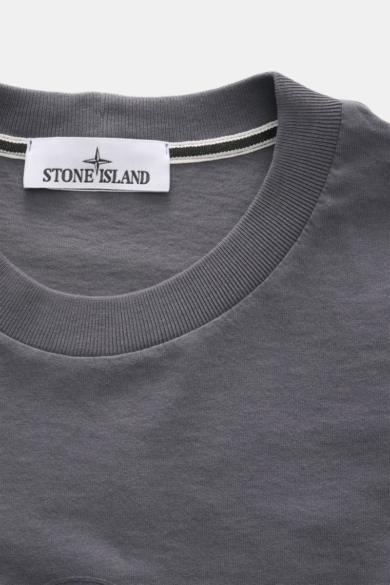 Stone Island Rundhals-T-Shirt dunkelgrau, Detailaufnahme des Rundhalsausschnitts mit STONE ISLAND-Label, Baumwolljersey, weicher Griff, Regular Fit, Casual-Basic mit plakativem Rückenprint.