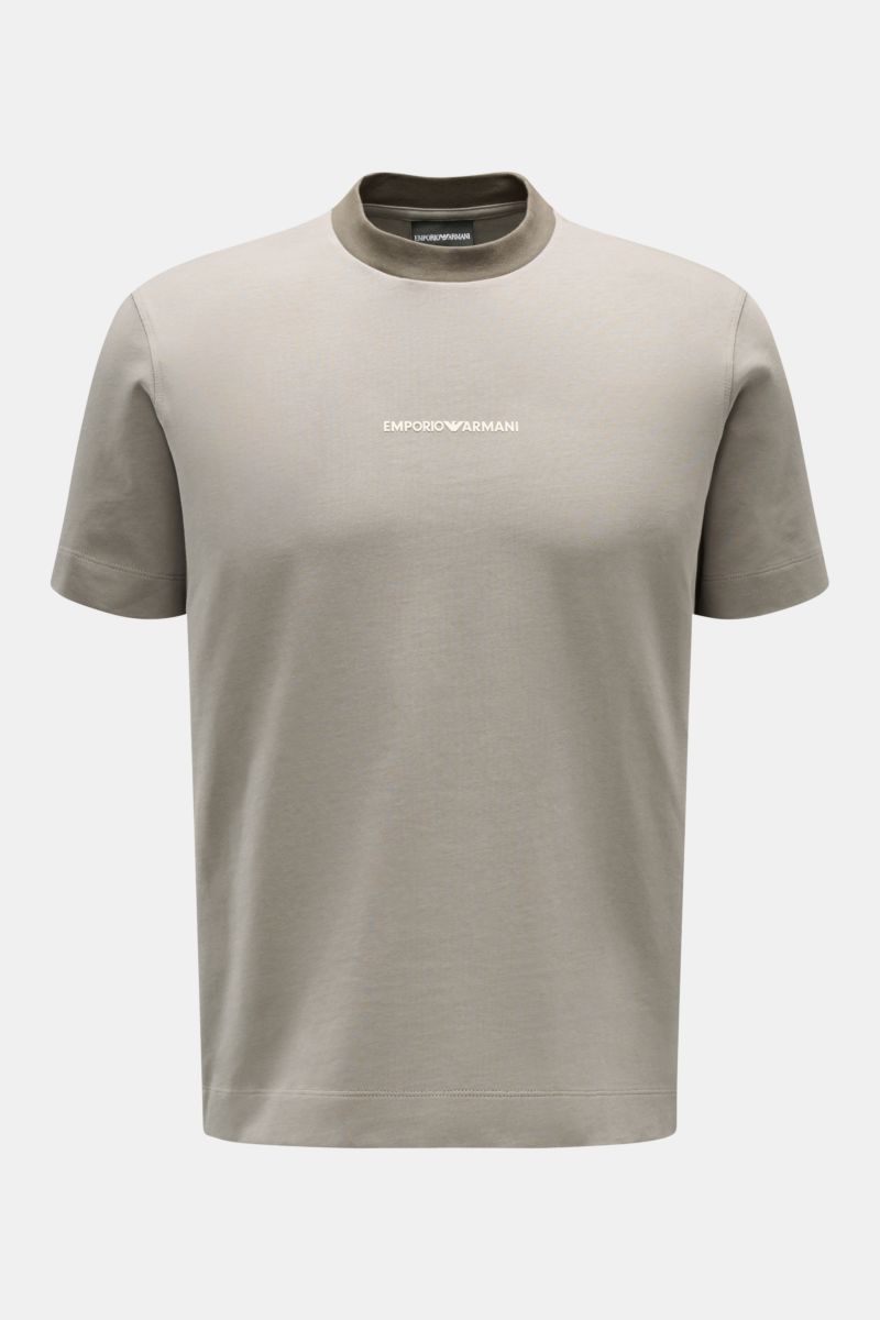 Emporio Armani Rundhals-T-Shirt taupe, Frontansicht, Jersey Baumwolle, Regular Fit, Kontrastkragen, gummiertes Frontlogo, Y2K Stitching hinten.
