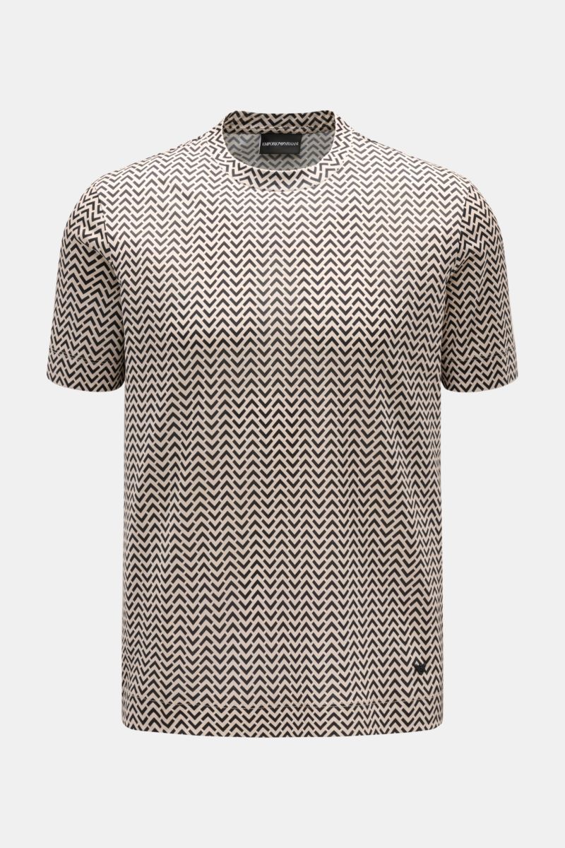 Front view of Emporio Armani Rundhals-T-Shirt schwarz/sand gemustert with retro pattern, slim fit, round neckline, and logo stitching at hem.

Dieses T-Shirt mit Rundhalsausschnitt von EMPORIO ARMANI punktet mit retroeskem Muster, hochwertiger Verarbei