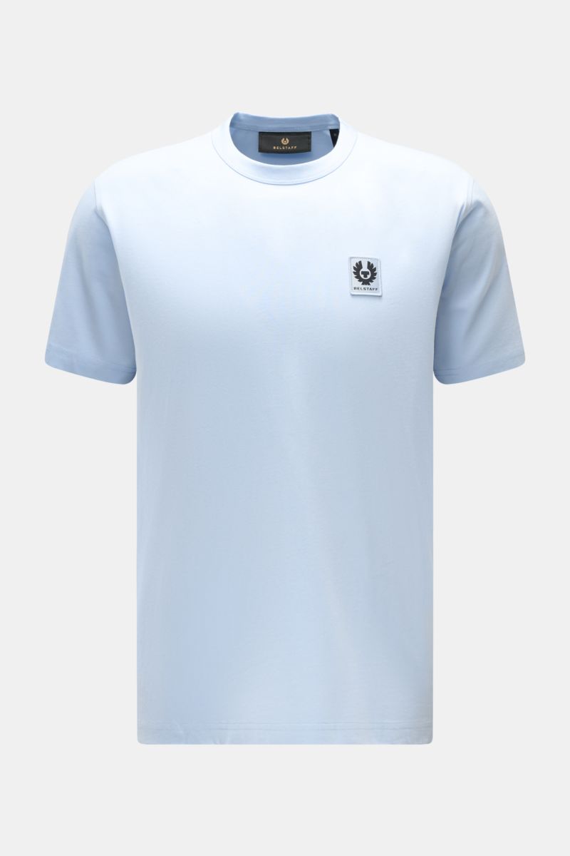 Belstaff Rundhals-T-Shirt hellblau, frontal fotografiert, aus leichtem Baumwoll-Jersey, Slim Fit, mit weichem Griff und dezentem BELSTAFF-Weblabel.