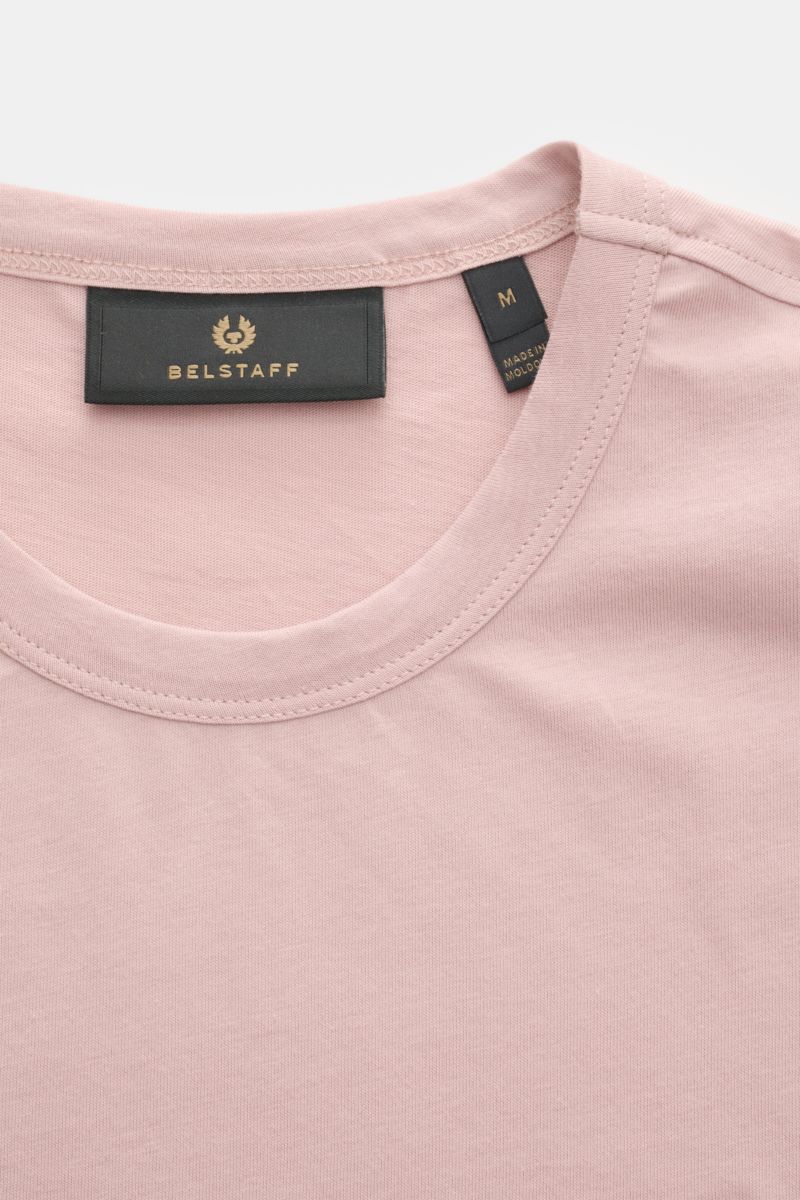 Belstaff Rundhals-T-Shirt altrosa aus weichem Baumwoll-Jersey, Slim Fit, mit Rundhalsausschnitt und schwarzem BELSTAFF-Weblabel, Nahaufnahme von oben.