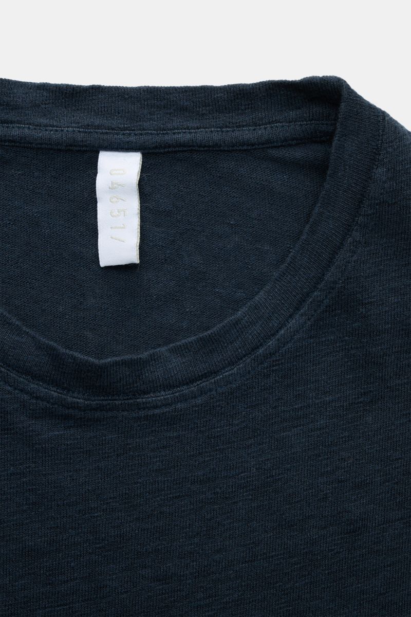 Nahaufnahme aus Frontalperspektive des navyfarbenen 04651/ A trip in a bag Leinen-T-Shirt mit Rundhalsausschnitt, Slim Fit, Jersey aus Leinen, leichter Stretch, griffiger, luftiger Qualität.