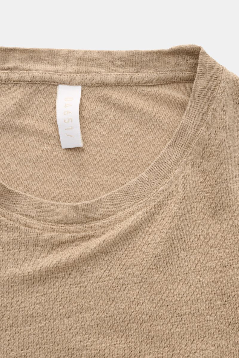 Nahaufnahme aus schräger Perspektive des taupefarbenen 04651/ A trip in a bag Leinen-T-Shirts mit Rundhalsausschnitt, Slim Fit, Jersey aus Leinen, leicht griffiger Haptik, luftiger Qualität und leichtem Stretch-Anteil.