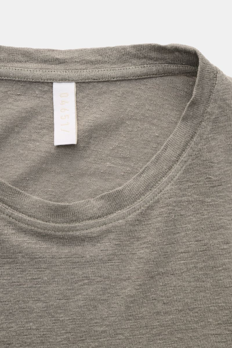 Nahaufnahme des Rundhalsausschnitts vom 04651/ A trip in a bag Leinen-T-Shirt grau, Jersey aus Leinen, leicht griffig, luftig, mit Stretch, Slim Fit.