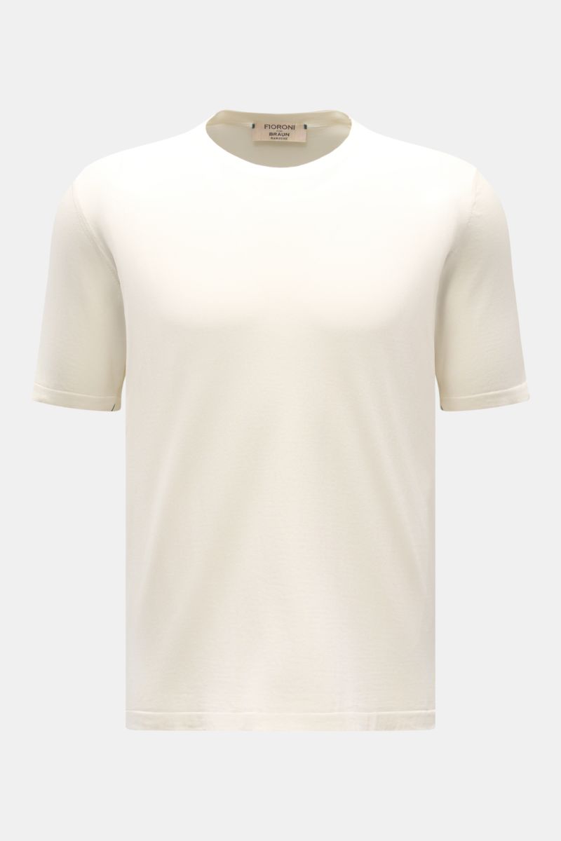 Front view of Fioroni Rundhals-T-Shirt offwhite, finely knitted from pure cotton with slim fit and short side slits.

Für den gediegenen Auftritt im Frühling sorgt dieses fein gestrickte T-Shirt von FIORINI, welches aus reiner Baumwolle gefertigt wurde