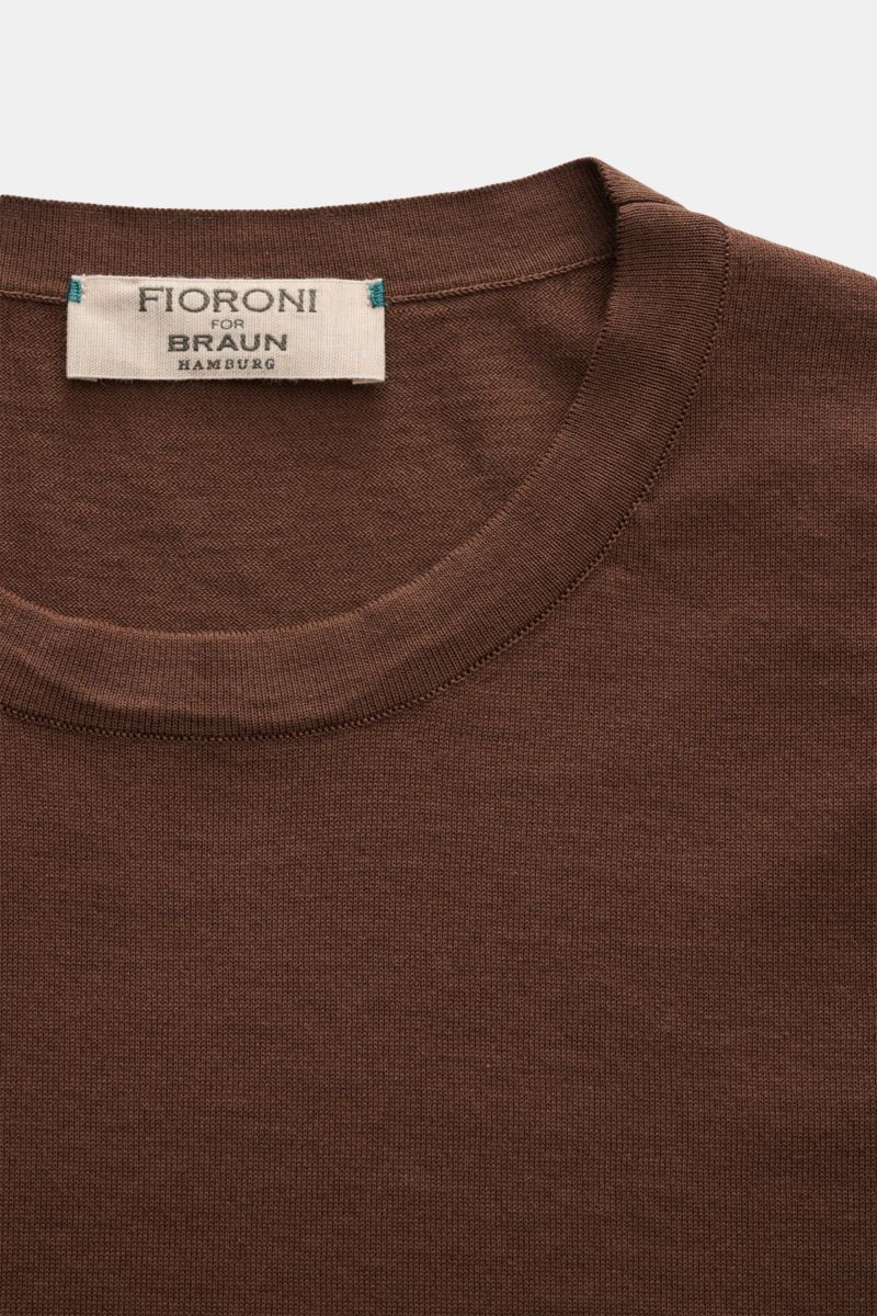 Fioroni Rundhals-T-Shirt braun aus feinem Strick, reine Baumwolle, Slim Fit mit Rundhalsausschnitt, weicher Griff, kurze Saumschlitze, Nahaufnahme von oben.