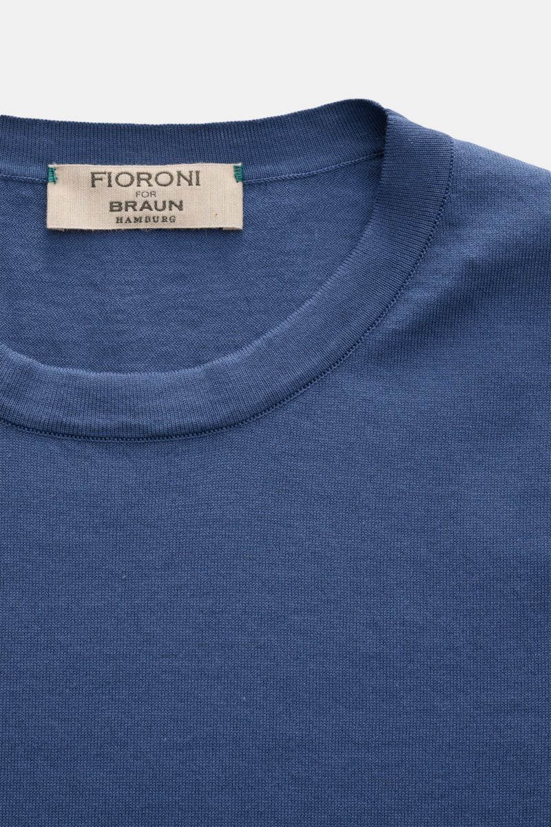 Fioroni Rundhals-T-Shirt graublau aus reiner Baumwolle mit feinem Strick, weichem Griff, Slim Fit, Rundhalsausschnitt, kurze Saumschlitze, Nahaufnahme von oben.