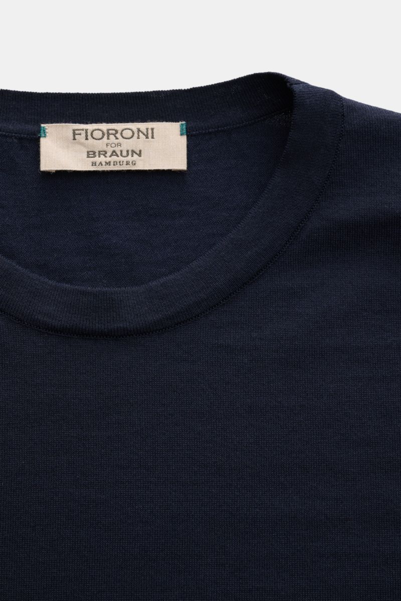 Close-up front view of Fioroni Rundhals-T-Shirt navy, showing fine knit texture and round neckline in dark navy color.

Für den gediegenen Auftritt im Frühling sorgt dieses fein gestrickte T-Shirt von FIORINI, welches aus reiner Baumwolle gefertigt wur