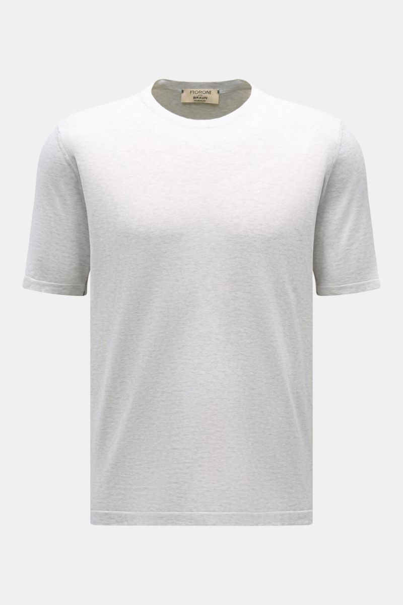 Front view of Fioroni Rundhals-T-Shirt hellgrau meliert, a light grey melange slim fit T-shirt with round neckline, short sleeves, fine knit, soft touch, and short hem slits.

Description: Für den gediegenen Auftritt im Frühling sorgt dieses fein gestr