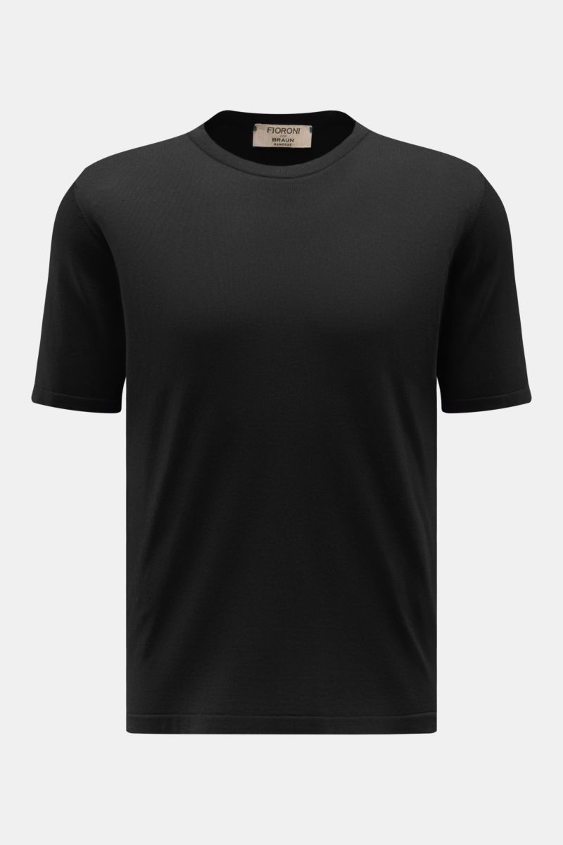 Fioroni Rundhals-T-Shirt schwarz, frontal fotografiert, fein gestrickt aus reiner Baumwolle, Slim Fit, weicher Griff, kurze Saumschlitze
