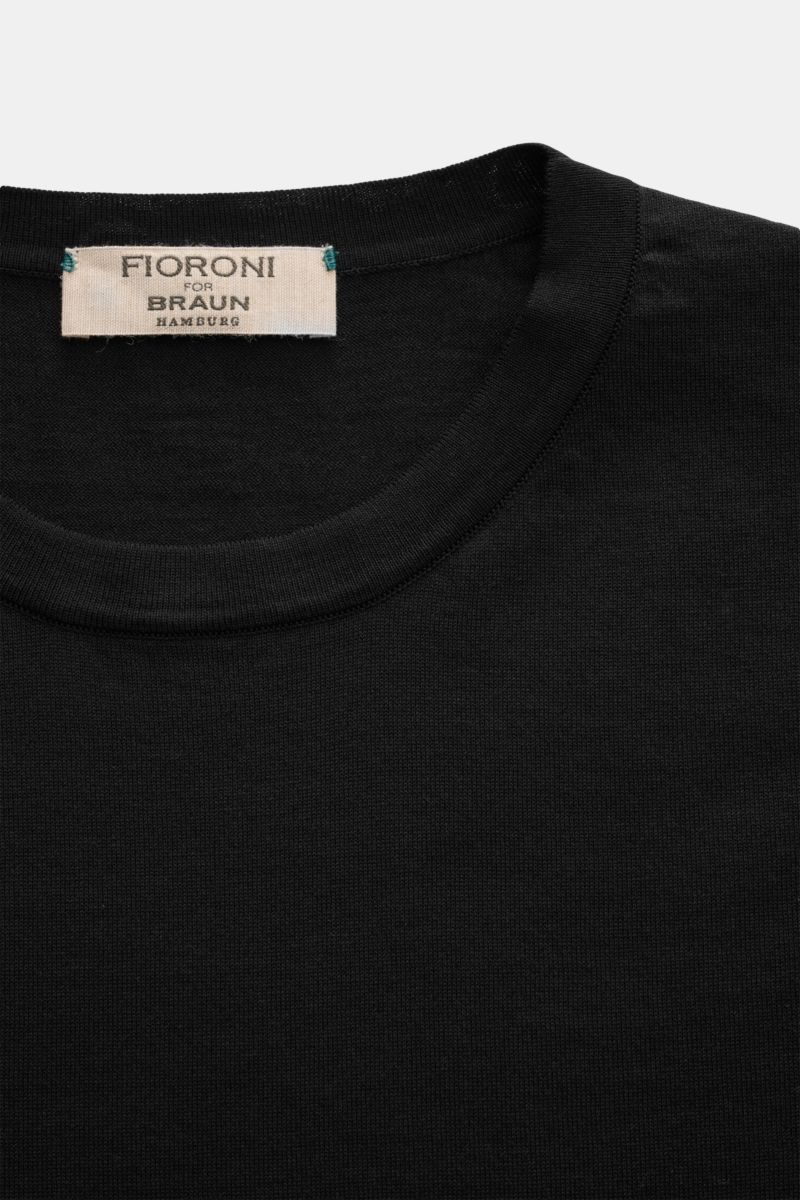 Fioroni Rundhals-T-Shirt schwarz aus feinem Strick, reine Baumwolle, weicher Griff, Slim Fit, Rundhalsausschnitt, kurze Saumschlitze, Nahaufnahme von oben.