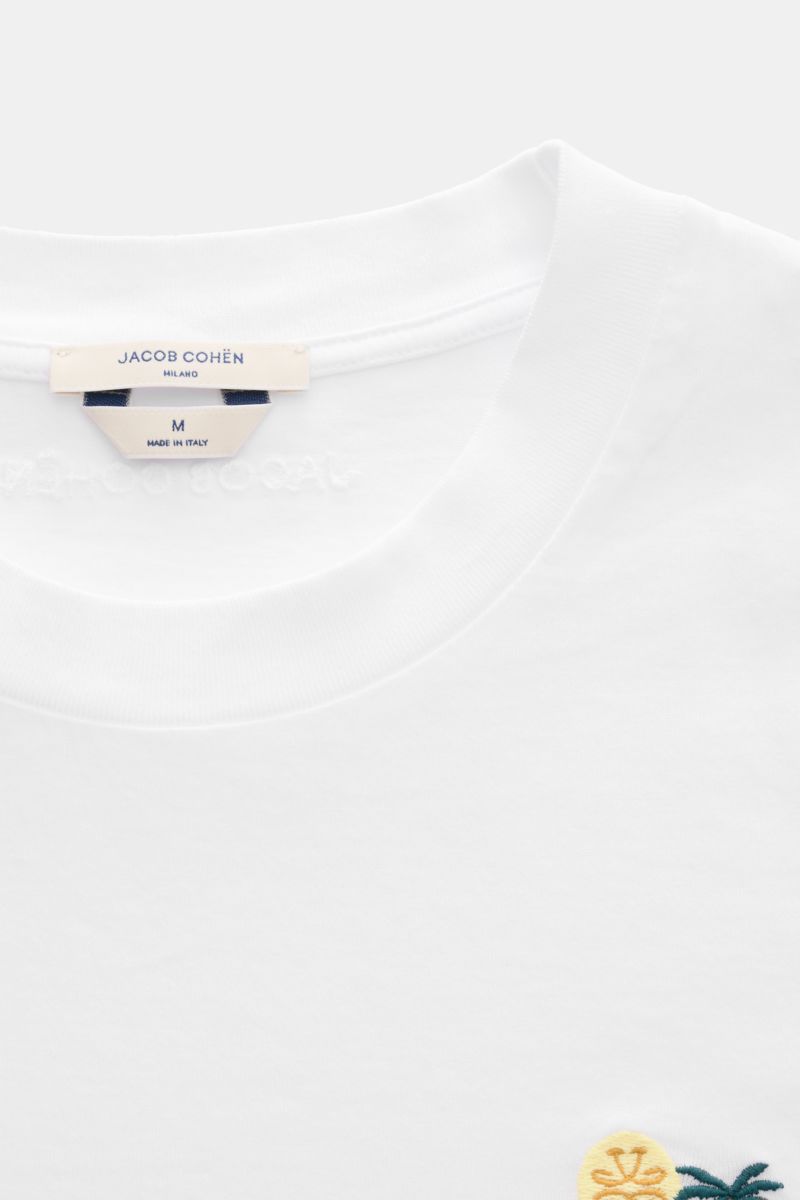 Jacob Cohen Crew neck T-shirt 'Resort' white shown from a close-up top-front view, featuring a classic cotton jersey, slim fit, soft fabric, cabrio stitching, crew neck, small leather label. 

For its 'Resort' collection, JACOB COHEN has chosen a class