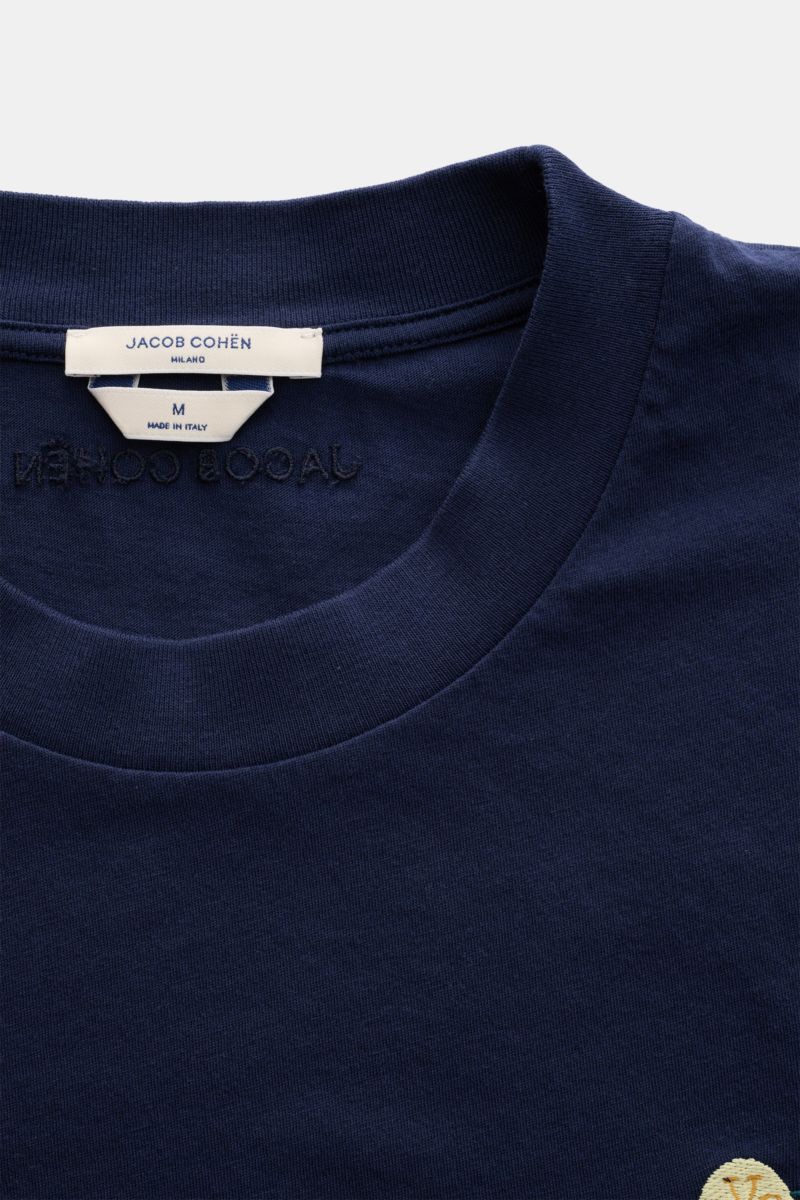 Jacob Cohen Rundhals-T-Shirt 'Resort' navy, Baumwoll-Jersey, Slim Fit, Rundhalsausschnitt, Cabrio-Stitching, Leder-Label, Detailaufnahme von oben.