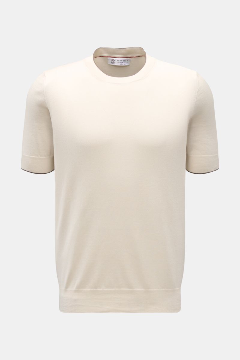 Front view of a Brunello Cucinelli Kurzarmpullover creme, a timeless, versatile short-sleeve pullover in pure cotton fine knit with slim fit and narrow contrast edges at sleeves and collar.

Dieser zeitlose, vielseitige Kurzarmpullover von BRUNELLO CUC