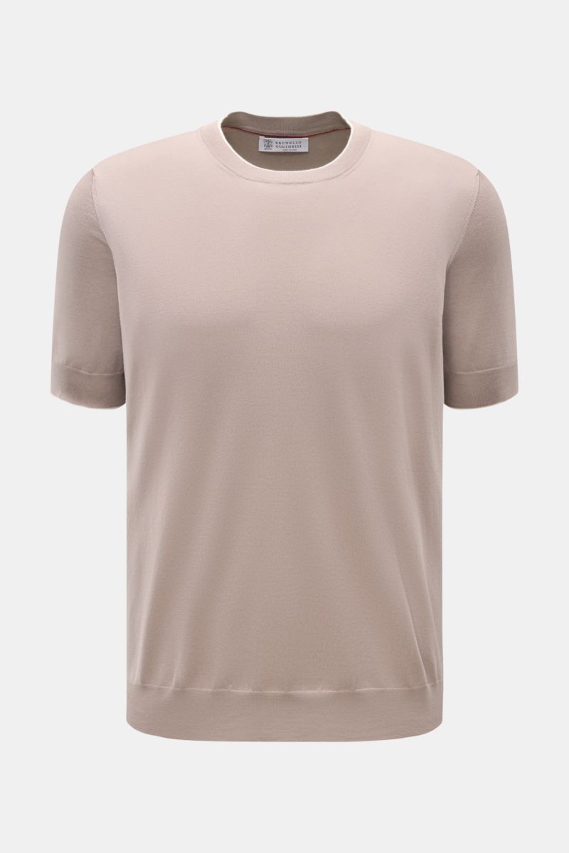 Frontansicht des taupefarbenen Brunello Cucinelli Kurzarmpullovers aus feinstem, reiner Baumwollstrick mit schmalen Kontrastkanten an Ärmeln und Kragen.