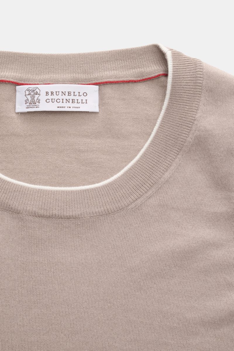 Nahaufnahme des Brunello Cucinelli Kurzarmpullovers taupe von oben, reine Baumwolle mit feinem Strick und Kontrastkanten.